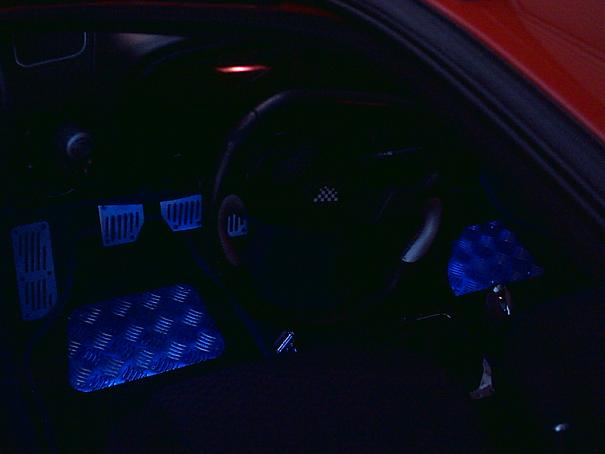 Heel het voetengedeelte wordt met een blauwe neon-gloed verlicht d.m.v. vier neon-buizen gemonteerd onder dashboard en stoelen.